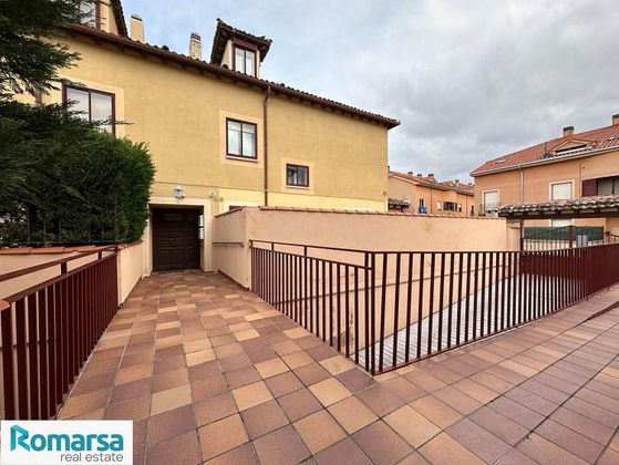 Foto 1 de Xalet en venda a Torrecaballeros de 4 habitacions amb terrassa i garatge
