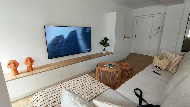 Foto 1 de Alquiler de piso en Cuatro Caminos - Plaza de la Cubela de 2 habitaciones con muebles y calefacción