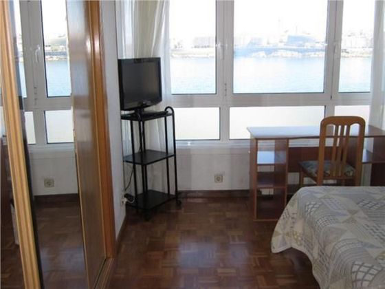 Foto 2 de Alquiler de piso en Riazor - Los Rosales de 4 habitaciones con muebles y calefacción