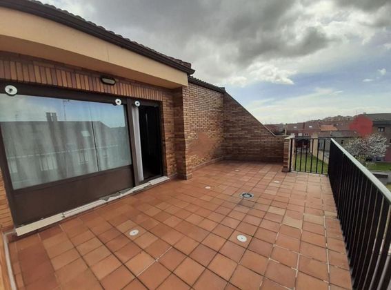 Foto 2 de Casa en venda a Trobajo del Camino de 5 habitacions amb terrassa i garatge