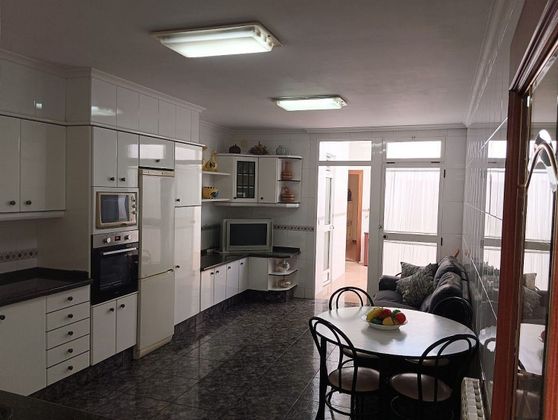 Foto 2 de Casa adossada en venda a Centro - Villarreal de 8 habitacions amb terrassa i calefacció