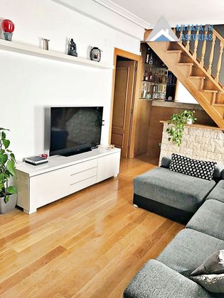 Foto 2 de Casa adossada en venda a Lugones de 4 habitacions amb terrassa i mobles
