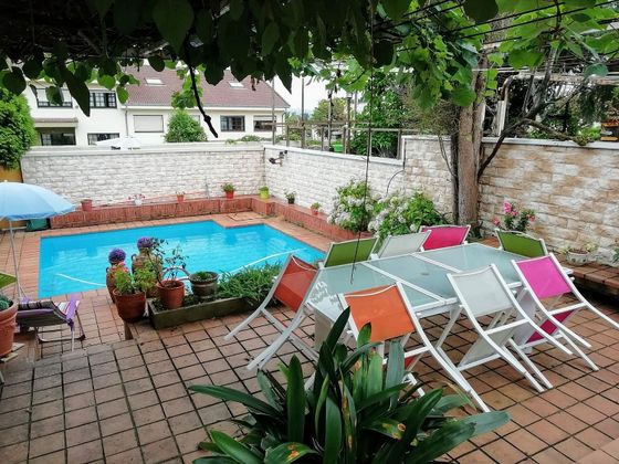 Foto 1 de Casa adossada en venda a Llanera de 6 habitacions amb terrassa i piscina