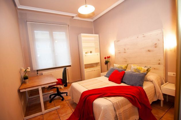 Foto 2 de Pis en venda a Santo Domingo de 4 habitacions amb mobles i calefacció