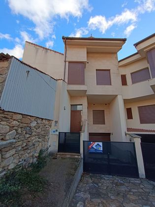 Foto 2 de Casa adossada en venda a Navalonguilla de 3 habitacions amb terrassa i garatge