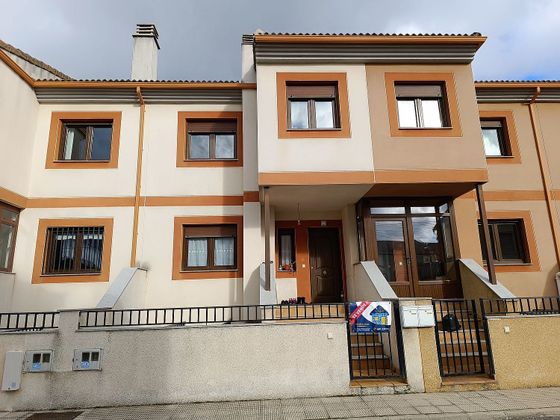 Foto 2 de Casa adossada en venda a avenida Miguel de Cervantes de 3 habitacions amb terrassa i garatge