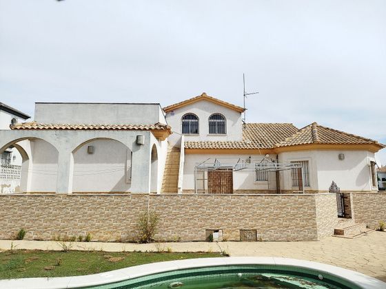 Foto 1 de Xalet en venda a calle Bartolomé de Las Casas de 4 habitacions amb terrassa i piscina