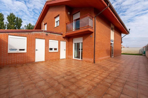Foto 2 de Casa en venda a Renedo de Esgueva de 4 habitacions amb jardí i balcó