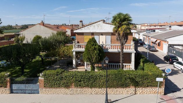 Foto 2 de Xalet en venda a Laguna de Duero de 4 habitacions amb terrassa i jardí