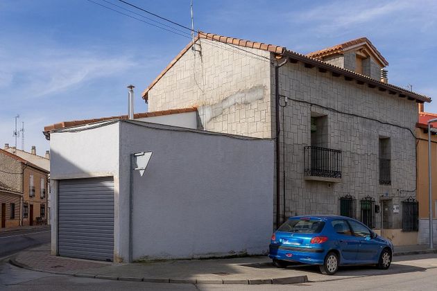 Foto 2 de Casa en venda a Renedo de Esgueva de 6 habitacions amb garatge i balcó
