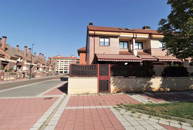Foto 2 de Casa en venta en calle Paramo de Vivar de 4 habitaciones con terraza y garaje