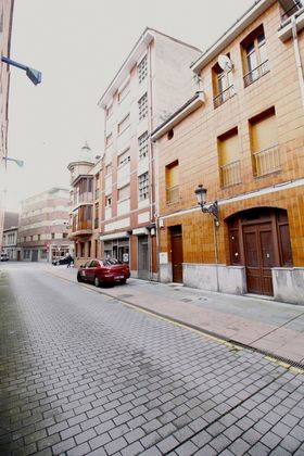 Foto 2 de Pis en venda a calle Leopoldo Fernández Nespral de 6 habitacions amb terrassa i calefacció
