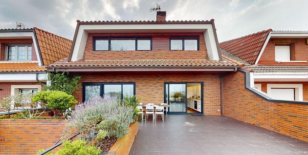 Foto 1 de Casa en venda a urbanización Peroño de 5 habitacions amb terrassa i jardí