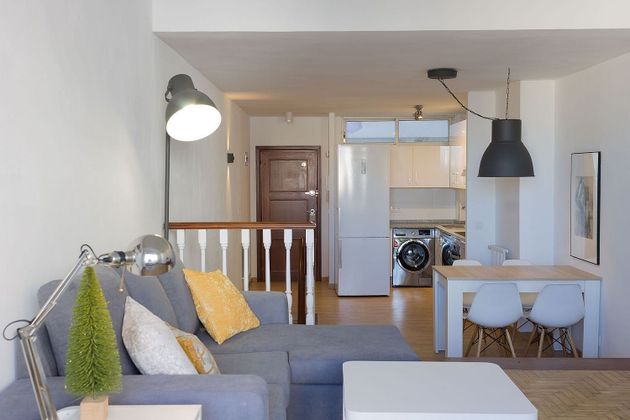 Foto 1 de Alquiler de dúplex en Praza España - Casablanca de 2 habitaciones con terraza y muebles