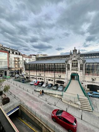 Foto 2 de Pis en venda a Centro - Ayuntamiento de 3 habitacions amb balcó i aire acondicionat