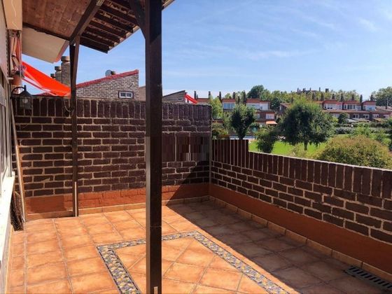 Foto 1 de Casa adossada en venda a Zona Artaza - Sarriena de 4 habitacions amb terrassa i piscina