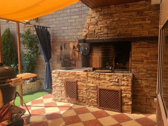 Foto 2 de Casa adossada en venda a Zona Artaza - Sarriena de 4 habitacions amb terrassa i piscina