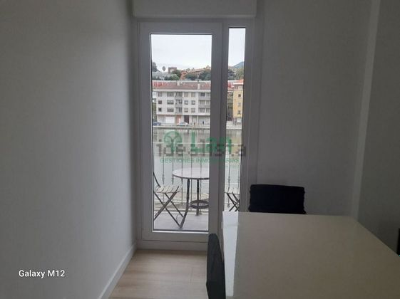 Foto 1 de Piso en alquiler en San Pedro de Deusto-La Ribera de 2 habitaciones con muebles y balcón
