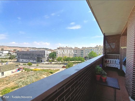 Foto 1 de Venta de piso en Tudela de 2 habitaciones con terraza y garaje