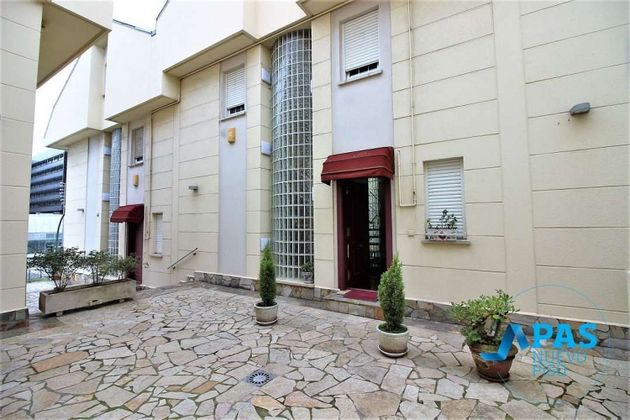 Foto 1 de Casa adossada en venda a Cuatro Caminos de 4 habitacions amb garatge i jardí