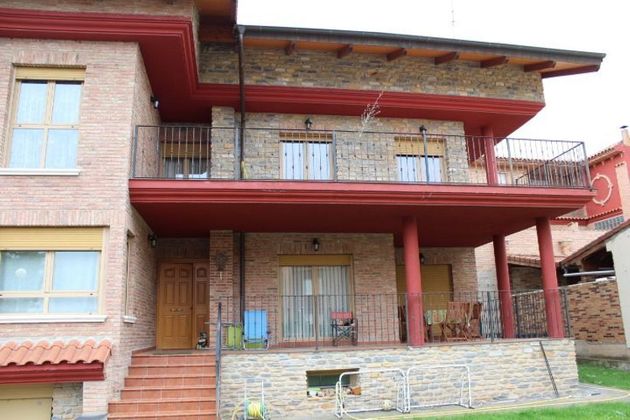 Foto 1 de Xalet en venda a Albelda de Iregua de 5 habitacions amb terrassa i garatge