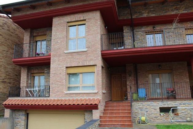 Foto 2 de Venta de chalet en Albelda de Iregua de 5 habitaciones con terraza y garaje