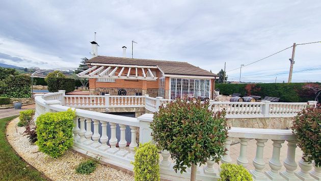 Foto 1 de Venta de chalet en Albelda de Iregua de 4 habitaciones con terraza y piscina
