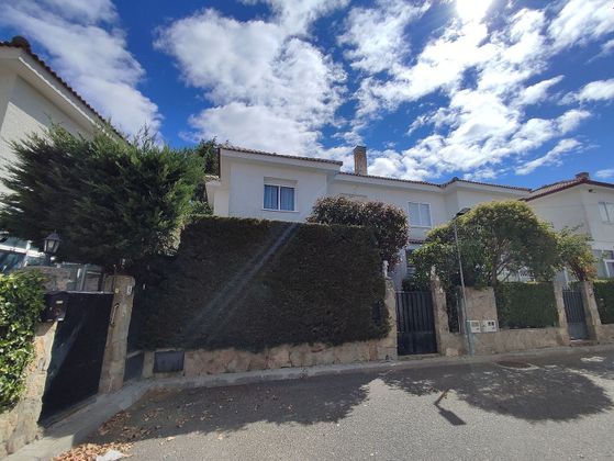 Foto 1 de Casa en venda a Navalperal de Pinares de 3 habitacions amb terrassa i jardí