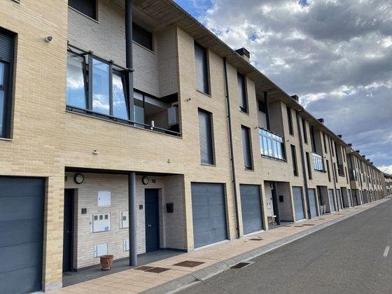 Foto 2 de Casa adossada en venda a Viana de 3 habitacions amb terrassa i garatge