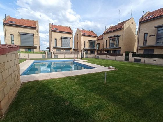 Foto 1 de Casa adossada en venda a Ribafrecha de 3 habitacions amb piscina i garatge