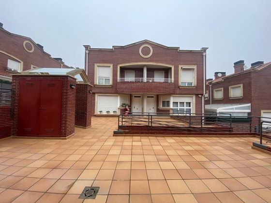 Foto 1 de Casa en venda a Lardero de 6 habitacions amb terrassa i piscina