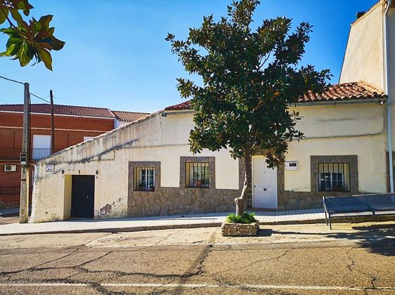 Foto 2 de Casa adossada en venda a Orellana de la Sierra de 4 habitacions amb garatge i aire acondicionat