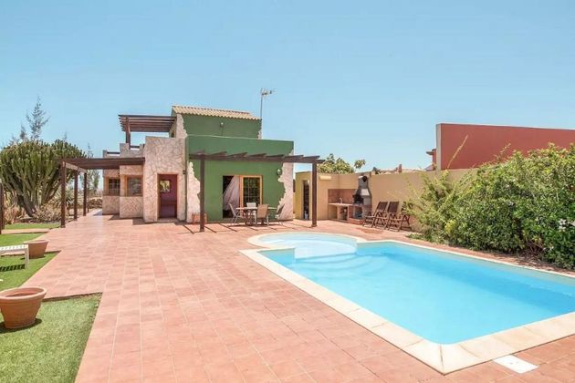 Foto 1 de Chalet en venta en Casillas de Morales de 4 habitaciones con terraza y piscina
