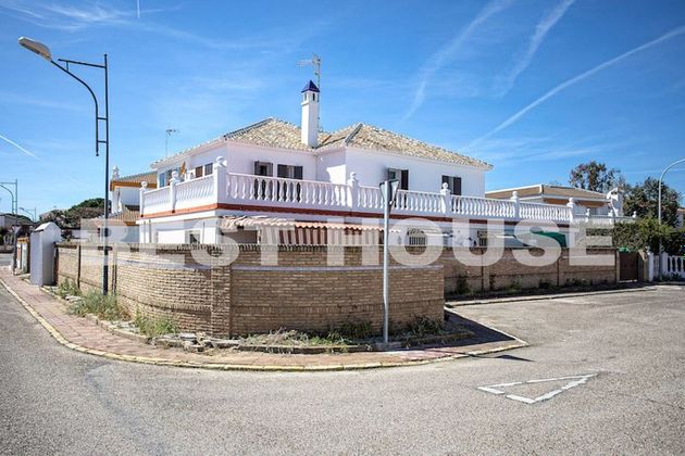 Foto 1 de Chalet en venta en Matalascañas de 10 habitaciones con terraza y piscina