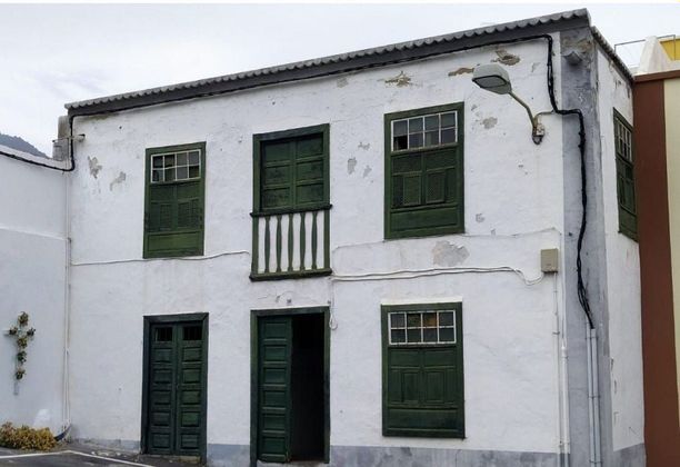 Foto 1 de Casa adosada en venta en Santa Cruz de la Palma de 6 habitaciones con terraza