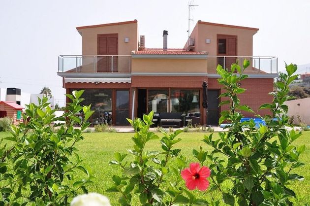 Foto 1 de Chalet en venta en Araya de 6 habitaciones con terraza y piscina