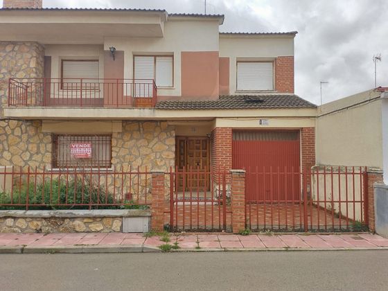 Foto 1 de Venta de casa en calle Burgos de 4 habitaciones con terraza y garaje