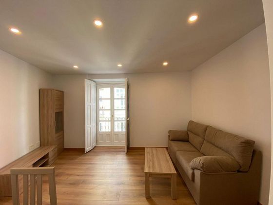 Foto 1 de Piso en alquiler en Centro - Burgos de 3 habitaciones con muebles y balcón