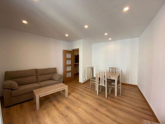 Foto 2 de Piso en alquiler en Centro - Burgos de 3 habitaciones con muebles y balcón