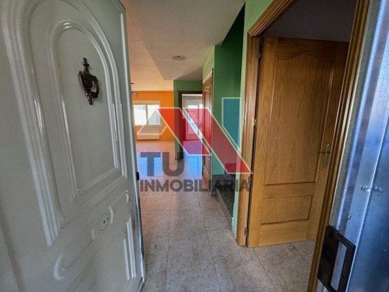 Foto 2 de Casa adossada en venda a calle Salvador Dali de 4 habitacions amb terrassa i piscina