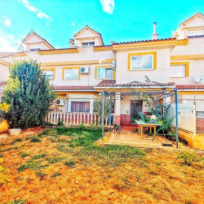 Foto 1 de Casa adossada en venda a Arcas del Villar de 4 habitacions amb piscina i balcó