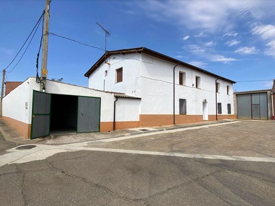 Foto 1 de Casa adossada en venda a calle La Unión de 6 habitacions amb garatge i jardí
