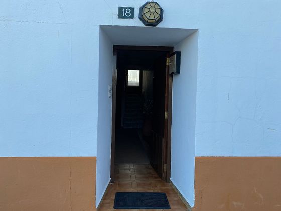 Foto 2 de Casa adossada en venda a calle La Unión de 6 habitacions amb garatge i jardí