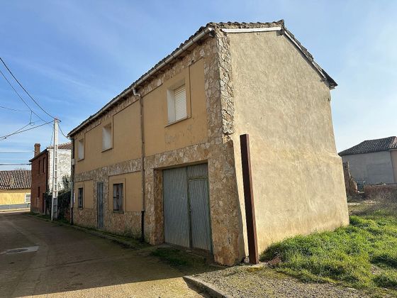 Foto 1 de Casa en venda a calle Canal de Castilla de 4 habitacions amb garatge i jardí
