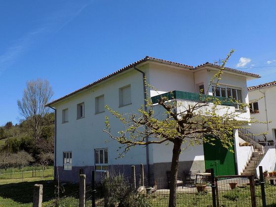 Foto 2 de Casa en venta en Leorio de 3 habitaciones con terraza y garaje