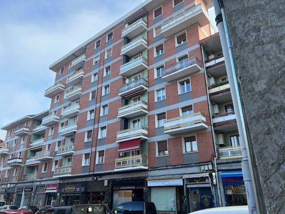 Foto 2 de Piso en venta en Arrigorriaga de 4 habitaciones con balcón y calefacción
