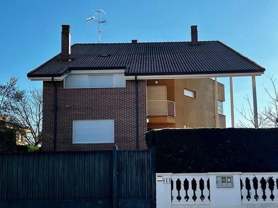 Foto 1 de Xalet en venda a calle Principado de Asturias de 5 habitacions amb terrassa i garatge