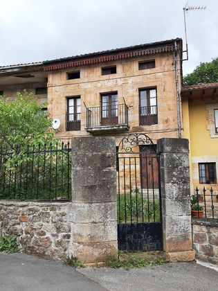 Foto 1 de Casa adossada en venda a barrio La Bárcena de 5 habitacions amb jardí i balcó