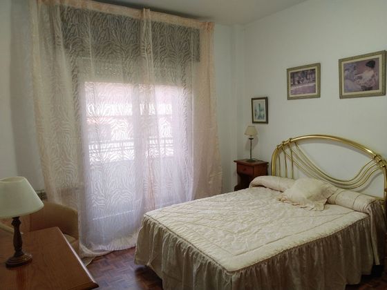 Foto 2 de Alquiler de piso en Centro - Ourense de 2 habitaciones con muebles y balcón