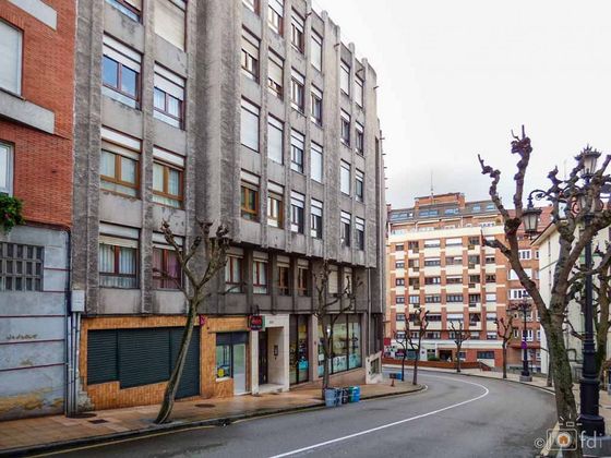 Foto 2 de Pis en venda a calle Tito Bustillo de 3 habitacions amb garatge i calefacció